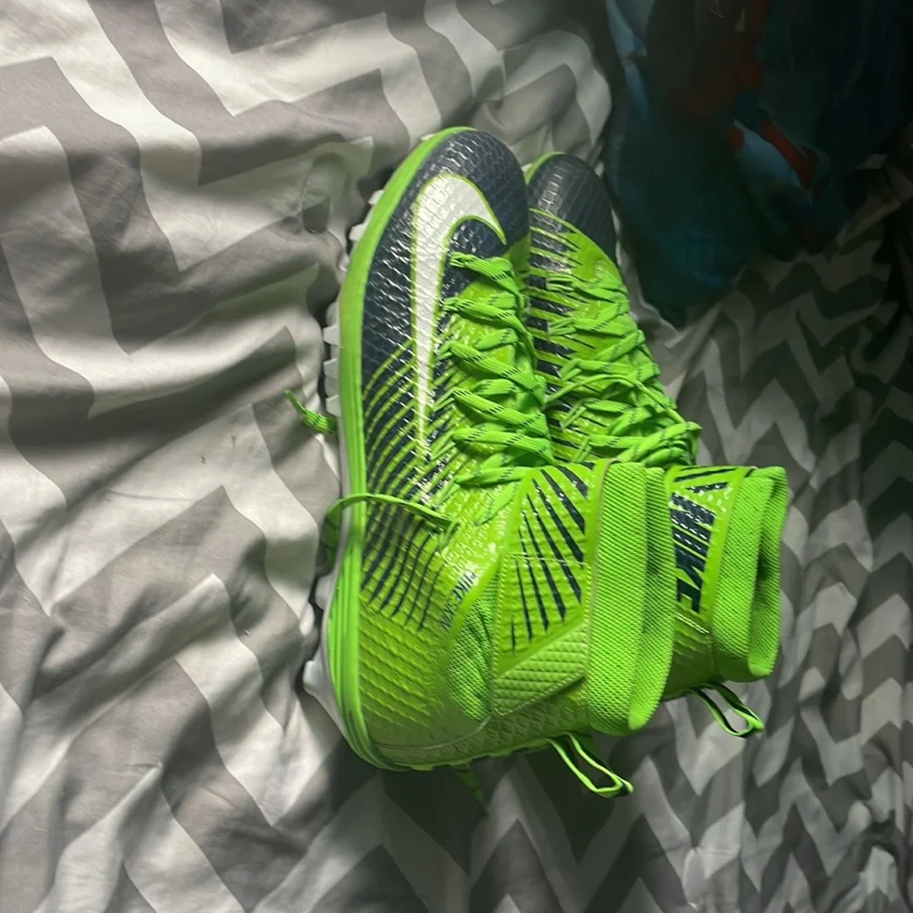 Nike skin football cleats worn once - Picture 3 of 4